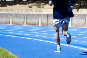 スポーツで走る膝と足の動き
