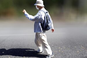 リハビリで歩く高齢者